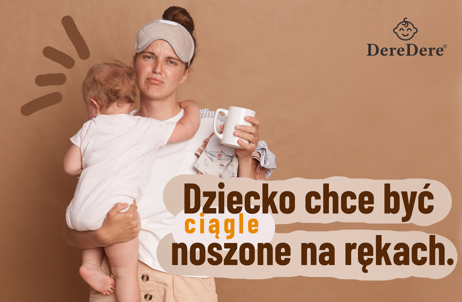 Zmęczona mama z kubkiem trzyma dziecko na rękach; na beżowym tle duży napis „Dziecko chce być ciągle noszone na rękach.”